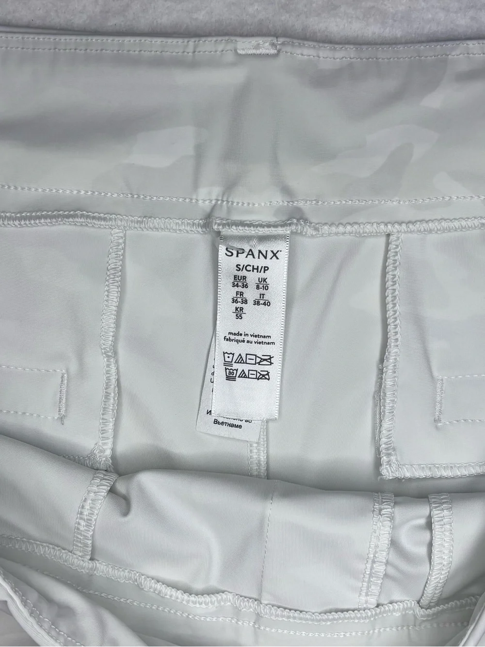 SPANX Sunshine 4’’ White Stretch Shorts with Subtle Camo Pants Print Woman’s S